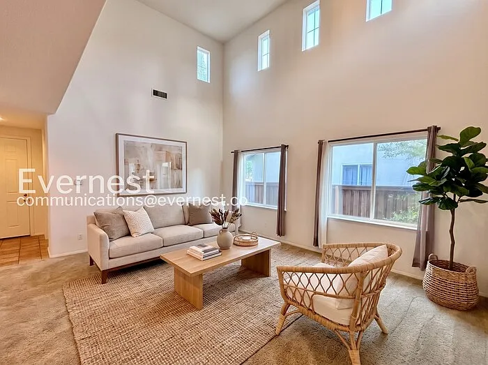4 bed, 3.0 bath, 2800 sqft, $3,650 — Photo 2