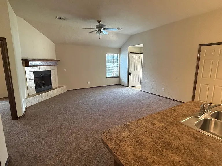 15100 Kyle Dr #B — Photo 4
