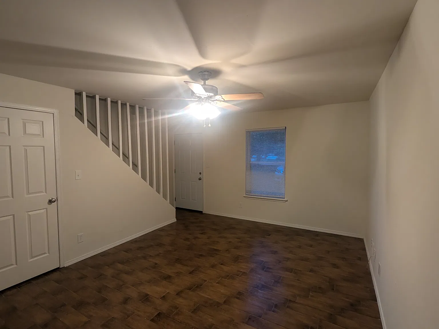 2 bed, 1.5 bath, 832 sqft, $895 — Photo 2