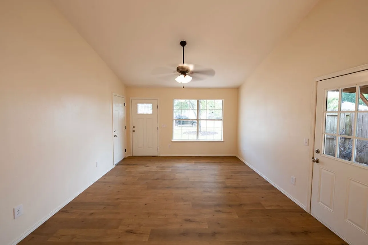 3 bed, 1004 sqft, $1,755 — Photo 4