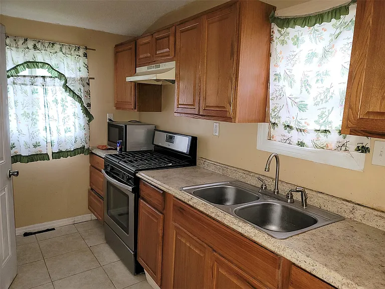 6912 Mansfield St — Photo 2