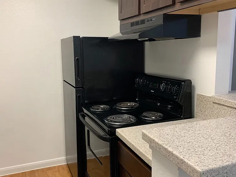 Emerald Cove Apartments — Photo 19