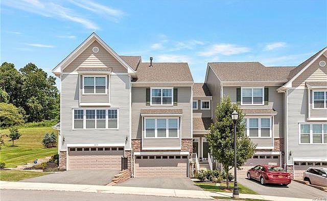 1st image of 2204 Hawthorn Way