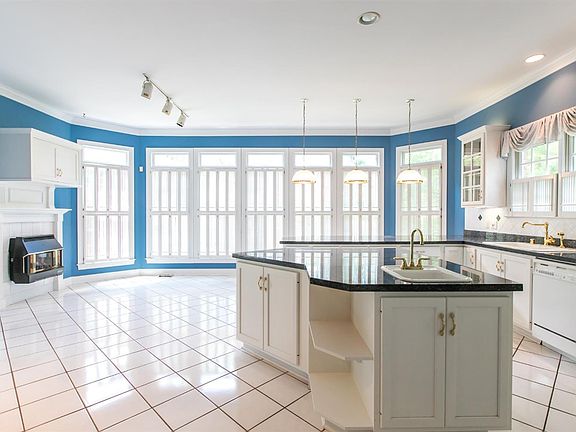 4th image of 2208 Sweetberry Ct