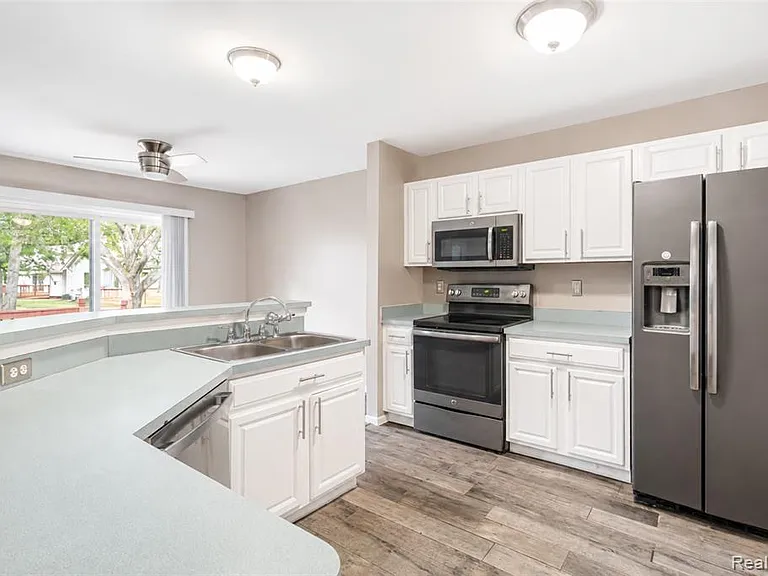 22733 Coachlight Cir — Photo 9