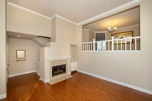 Building Photo - 16 E Court Ln