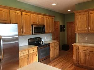 3rd image of 18629 Taylor Ln