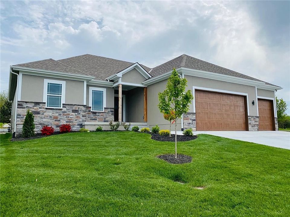 1st image of 800 SE Sparrow Ct