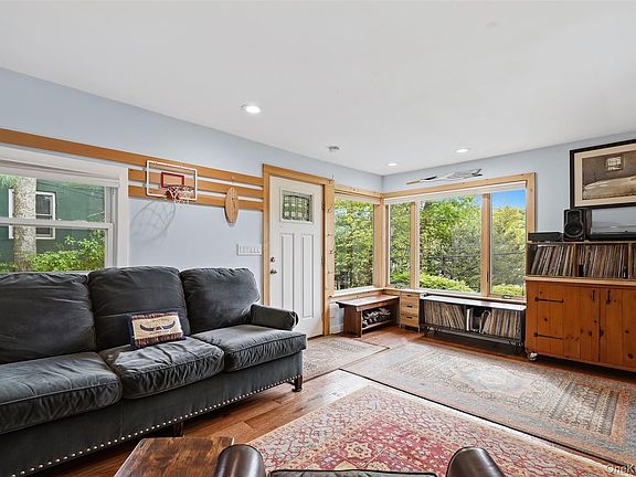 3rd image of 40 Chippewa Road