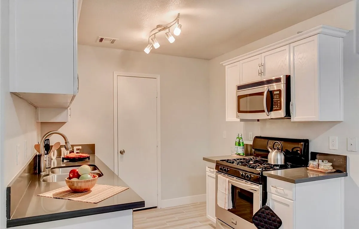 Building Photo - 5330 E Charleston Blvd #94