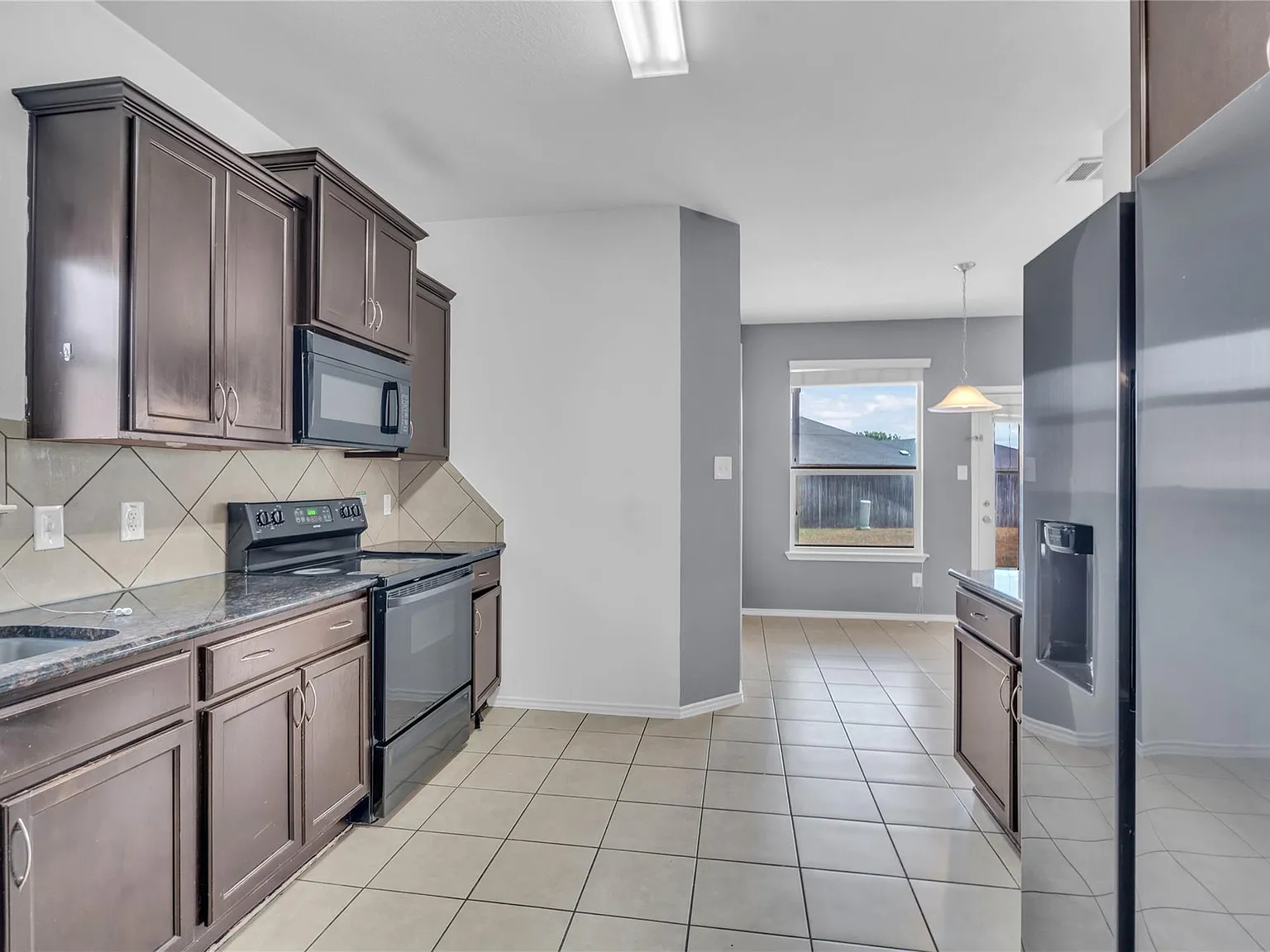 4 bed, 2.5 bath, 2165 sqft, $1,900 — Photo 3
