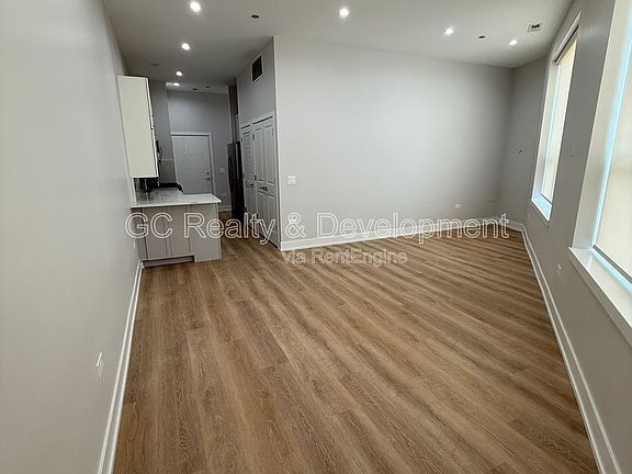 3rd image of 5071 N Northwest Hwy #104