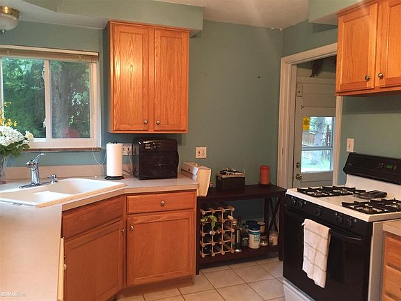 4th image of 1010 Balmoral Dr