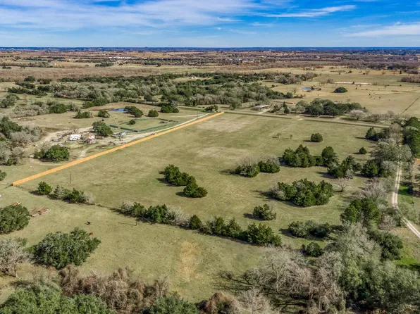 5 Maplewood Ln, Brenham, TX 77833