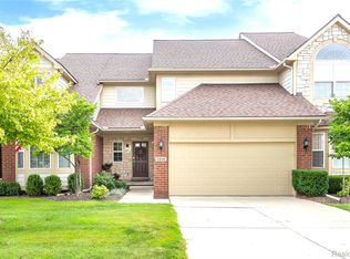 1010 Paddock Dr, South Lyon, MI 48178