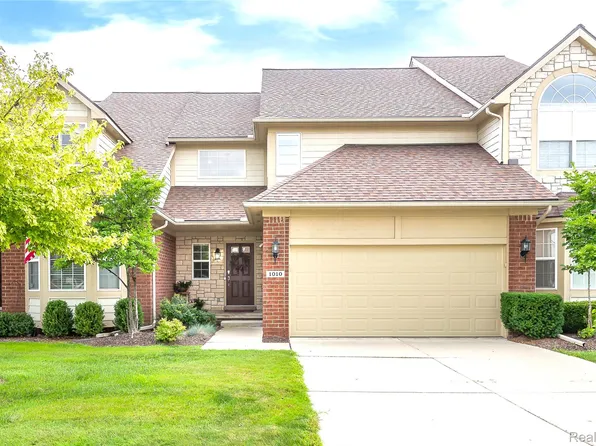 1010 Paddock Dr, South Lyon, MI 48178