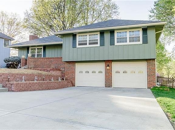 2nd image of 214 NW Redwood Ct