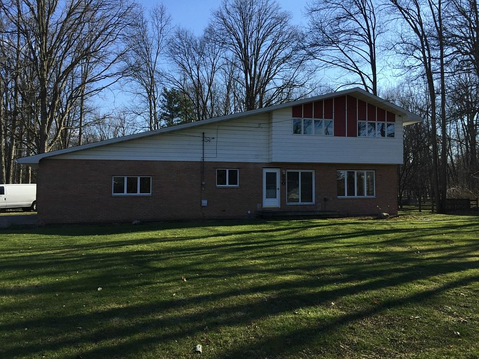 1st image of 690 E Forestlawn Dr