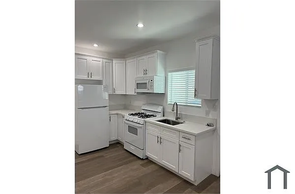 Building Photo - 131 W 59th Pl #134