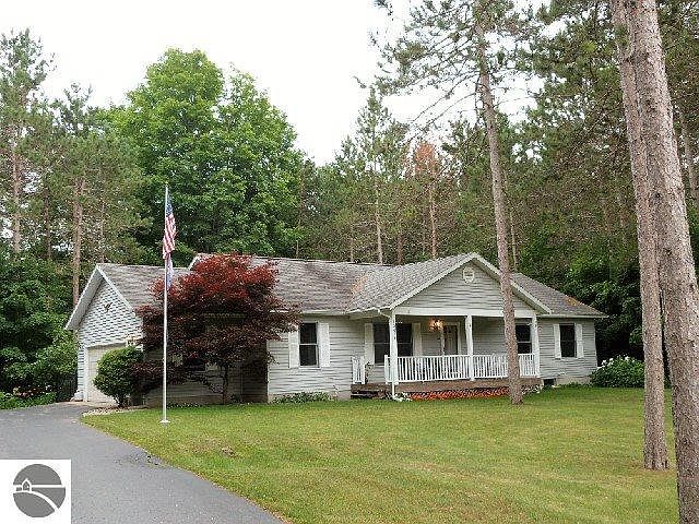 1st image of 19471 Pine Woods Dr