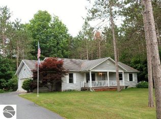 19471 Pine Woods Dr, Lake Ann, MI 49650