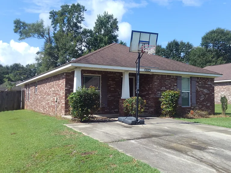 9629 Estate Dr — Photo 2