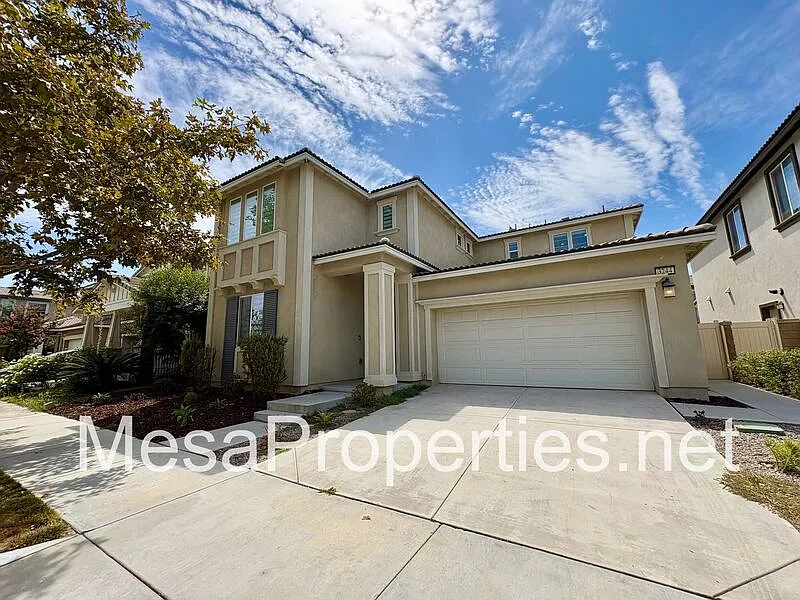 3244 E Yellowstone Dr