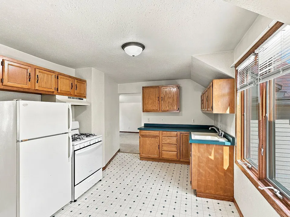 28 E 11th St