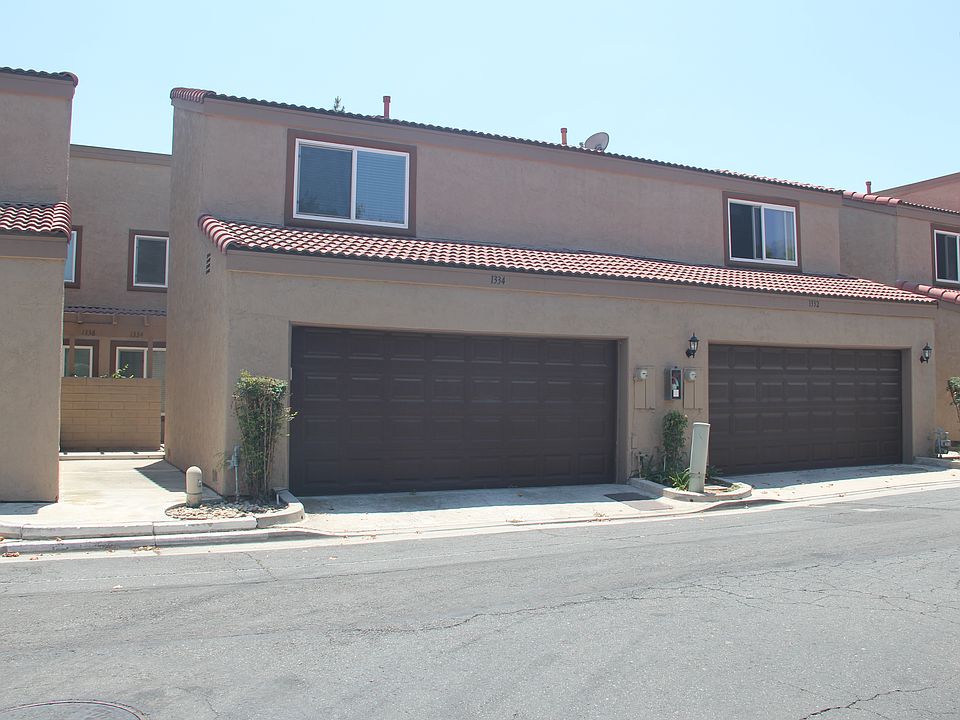 Two story townhome with attached garage, 3 bedroom, 2.5 bathrooms