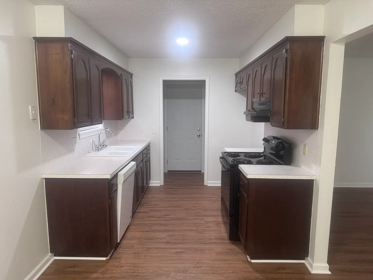 3 bed, 1.5 bath, 1140 sqft, $1,500 — Photo 2