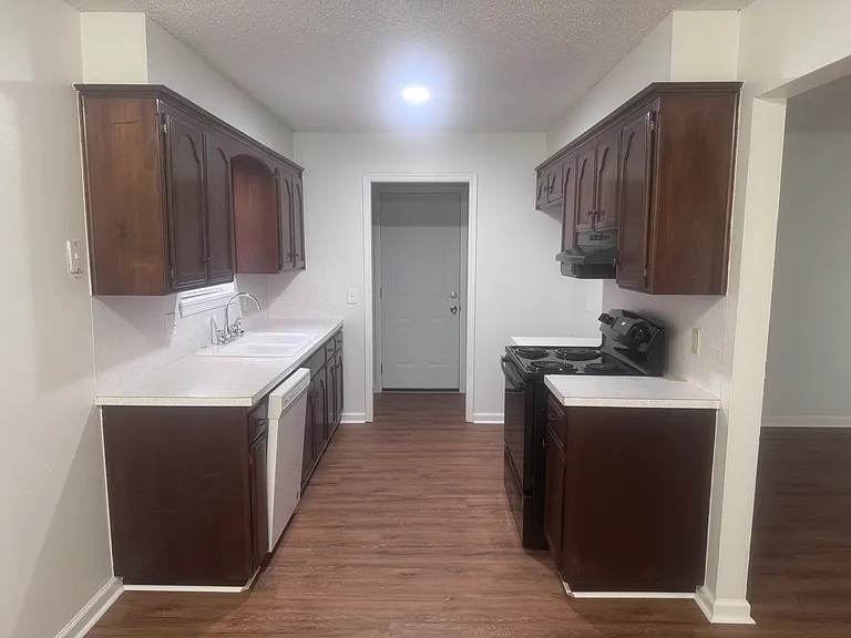 425 Meadow Lake Dr — Photo 2