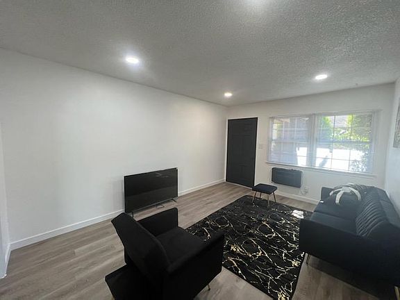 2nd image of 10940 Oxnard St #2