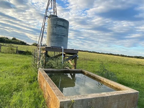 10080 Fm 682, Yoakum, TX 77995