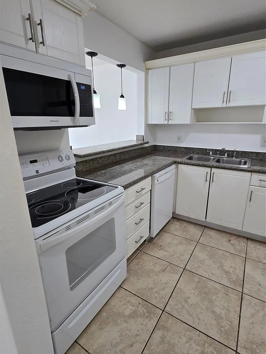 1 bed, 1.5 bath, 740 sqft, $1,590 — Photo 3
