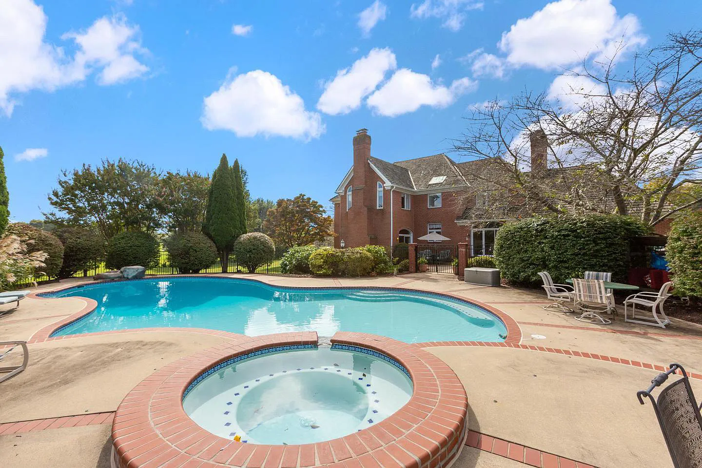 6 bed, 6094 sqft, $6,200 — Photo 4