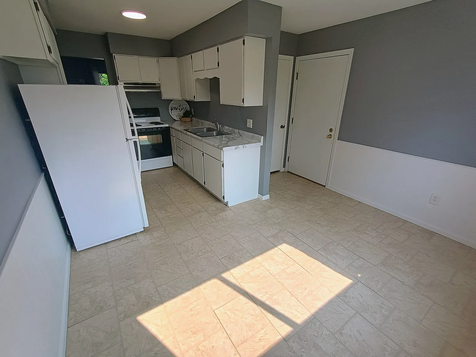 2 bed, 784 sqft, $1,330 — Photo 2