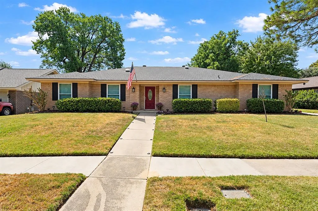 4 bed, 2.5 bath, 2344 sqft, $2,800 — Photo 1