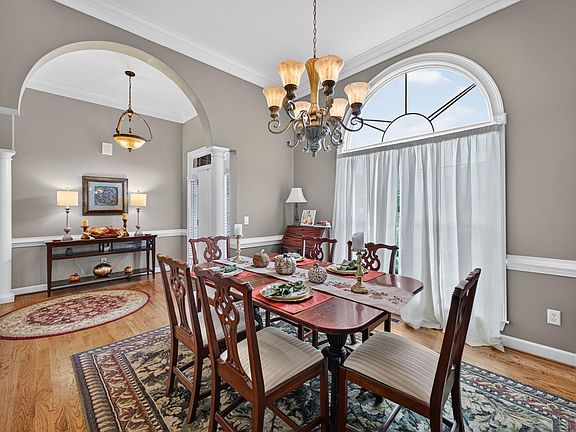 5th image of 122 Brighton Cir