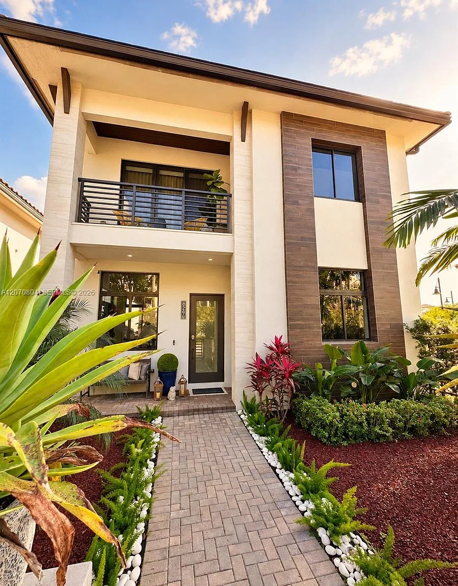 Downtown Doral South Phas — Photo 1