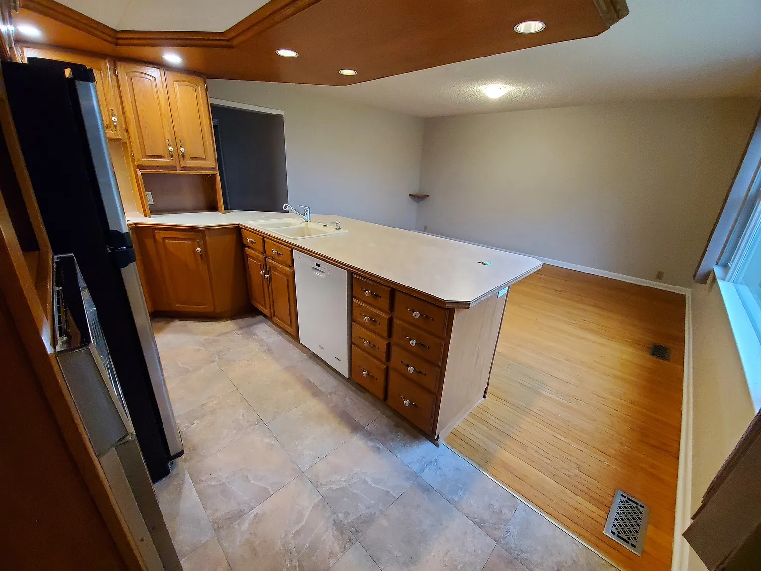 6 bed, $3,960 — Photo 1
