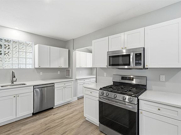 3rd image of 713 Norwich Ave