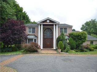 16 Quaker Ridge Dr, Glen Head, NY 11545