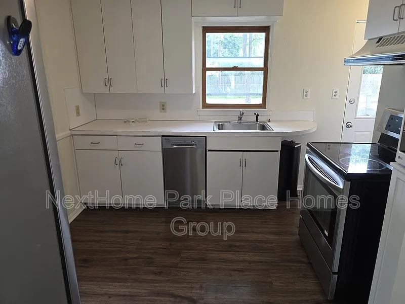 3 bed, 2.0 bath, 1200 sqft, $1,650 — Photo 2