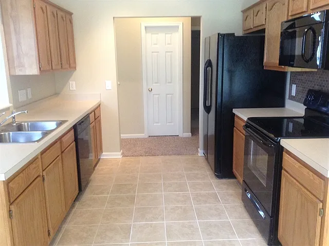 4 bed, 2.0 bath, 1886 sqft, $2,070 — Photo 2