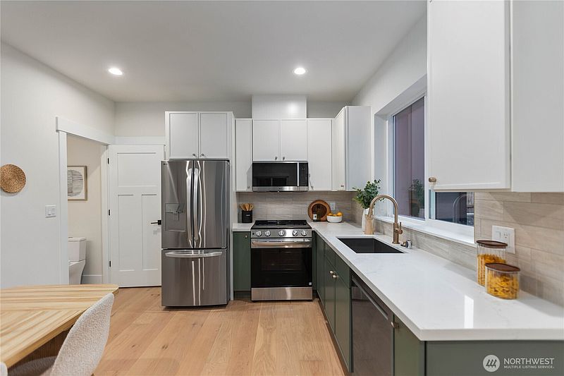 4th image of 811 NE 125th Street #B
