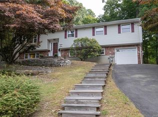 25 Overbrook Dr, Airmont, NY 10952