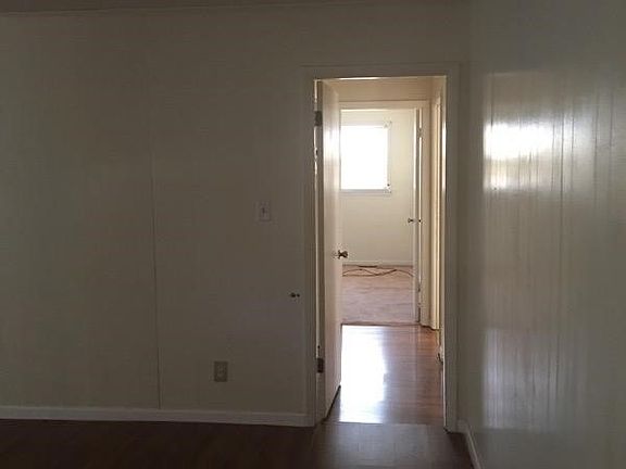 5th image of 402 Botany Ct