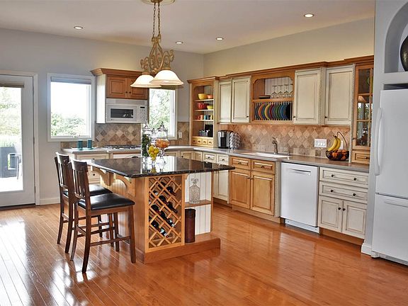 4th image of 209 Sandahlwood Cir