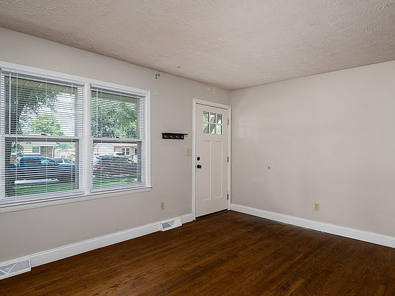 5th image of 313 Bryanwood St