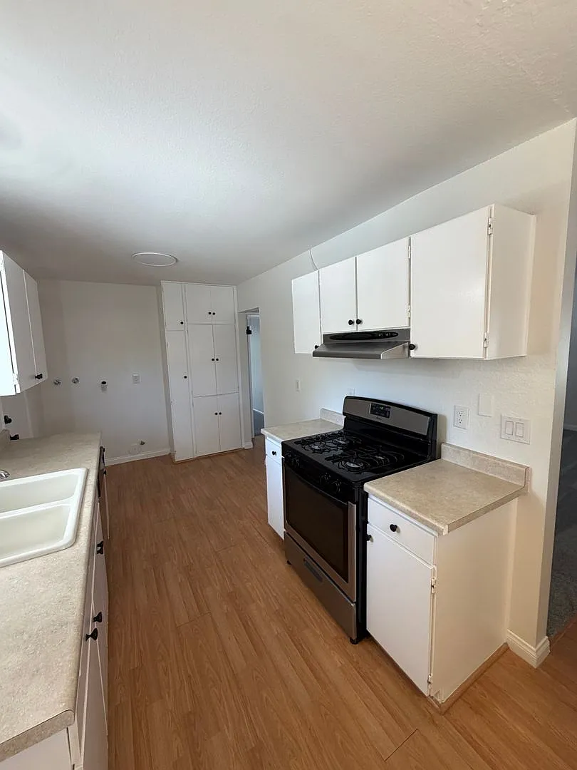 2 Bed, 1 Bath single story duplex with sunroom — Photo 4